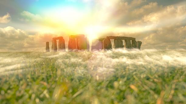 bella alba o tramonto sulla famosa stonehenge con nebbia nebbiosa che rotola. sensazione di umore magico con colori dorati - stonehenge ancient civilization religion archaeology foto e immagini stock