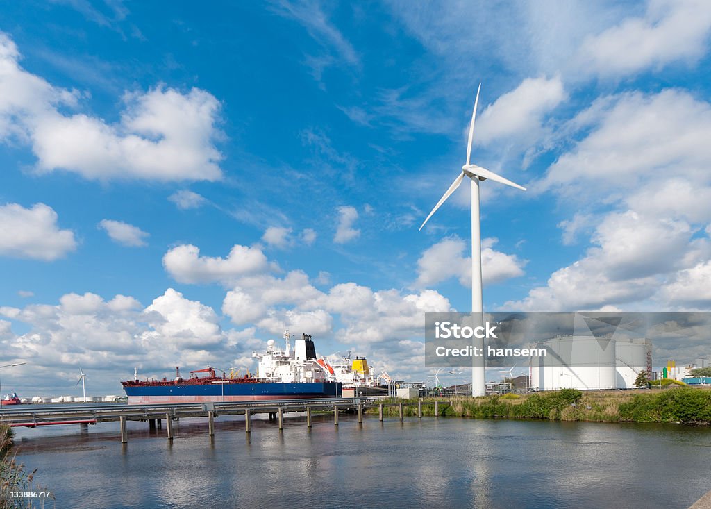Tankowce w Amsterdamie harbor - Zbiór zdjęć royalty-free (Turbina wiatrowa)