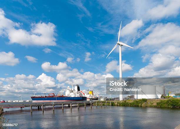 Tankowce W Amsterdamie Harbor - zdjęcia stockowe i więcej obrazów Turbina wiatrowa - Turbina wiatrowa, Amsterdam, Benzyna