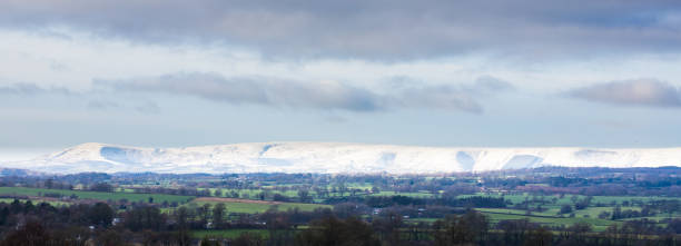 schneebedeckter berg mit frischem winterschnee. blick auf die hügel im ribble valley, lancashire - ribble stock-fotos und bilder