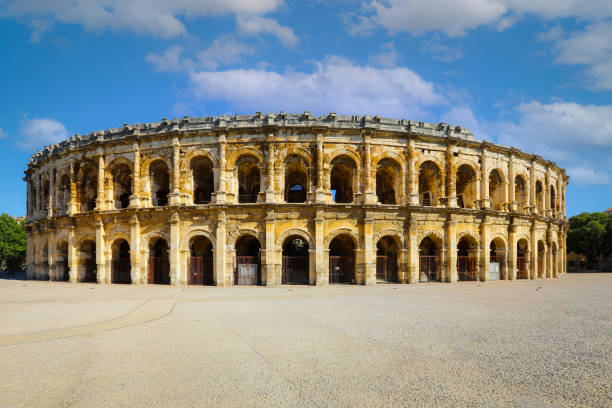 anfiteatro romano en nimes, francia - amphitheater fotografías e imágenes de stock