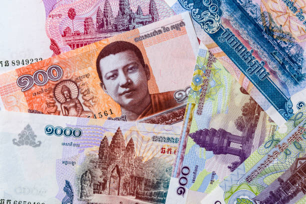 hintergrund des gestapelten kambodschanischen riels - khr, die offizielle währung kambodschas - kambodschaner stock-fotos und bilder