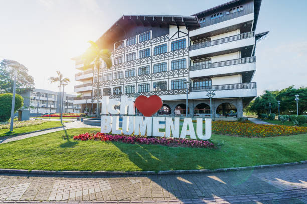 placa da prefeitura de blumenau em frente à prefeitura de blumenau (prefeitura municipal de blumenau) - blumenau, santa catarina, brasil - city government town hall government building - fotografias e filmes do acervo