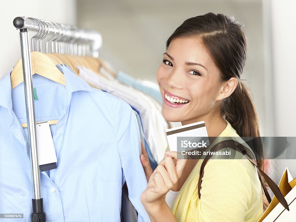 Einkaufen Frau mit Kreditkarte - Lizenzfrei Blick in die Kamera Stock-Foto