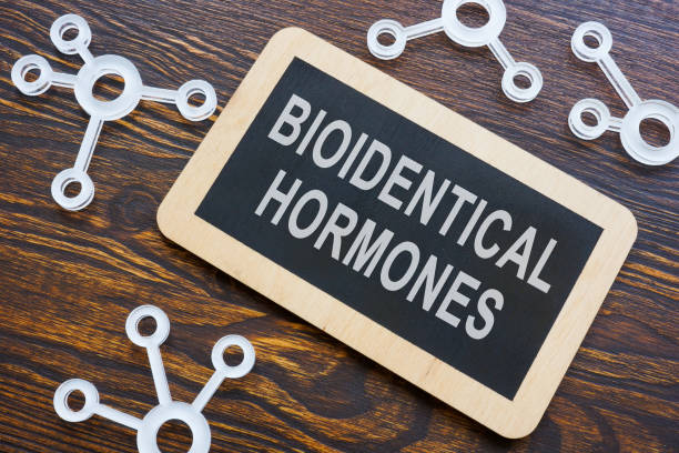 platte bioidentische hormone und chemische modelle aus kunststoff. - hormone stock-fotos und bilder