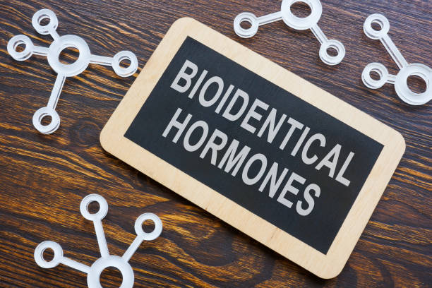 placa de hormonas bioidénticas y modelos químicos de plástico. - hormone fotografías e imágenes de stock