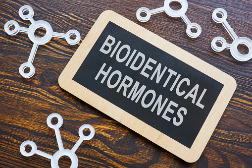 Plate Bioidentical hormones and chemical models from plastic.