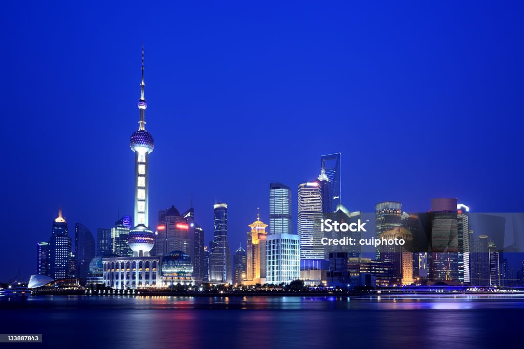 Shanghai Pudong skyline di notte - Foto stock royalty-free di Acqua