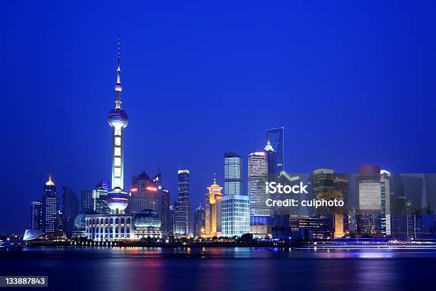Shanghai Pudong Skyline Di Notte - Fotografie stock e altre immagini di Acqua - Acqua, Affari, Ambientazione esterna