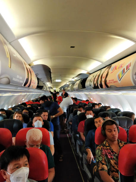 旅客機のキャビン。乗客はアームチェアに座る - commercial airplane airplane cabin passenger ストックフォトと画像