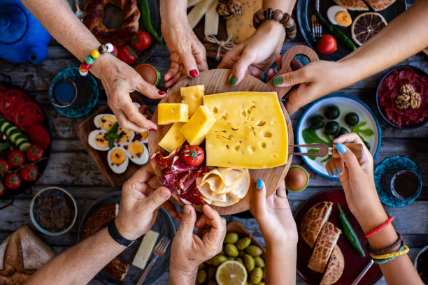 tavolo per la colazione con molti tipi di cibo. - cheese platter foto e immagini stock