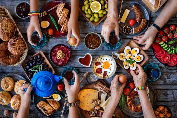 음식의 많은 종류와 아침 식사 테이블. - greek cuisine greek culture food table 뉴스 사진 이미지