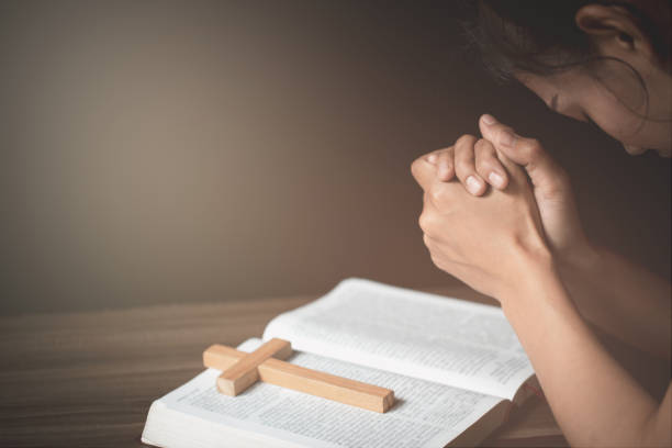 mani giunte in preghiera concetto per la fede, giovane donna religiosa che prega dio al mattino, spirtualità e religione, concetti religiosi. - confession booth foto e immagini stock