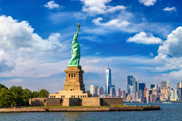 statue de la liberté contre manhattan - statue of liberty usa new freedom photos et images de collection