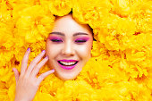 カラフルなファッションメイクアジアの女性は花と笑顔幸せ。