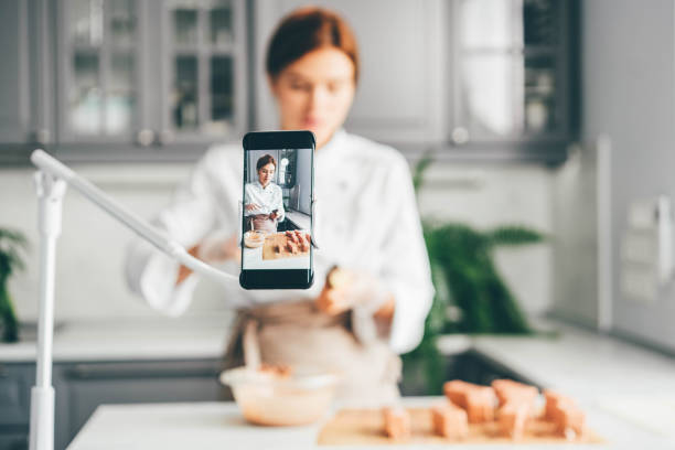 blogger de alimentos que muestra el proceso de hacer pasteles en línea. - cake women confectioner photography fotografías e imágenes de stock