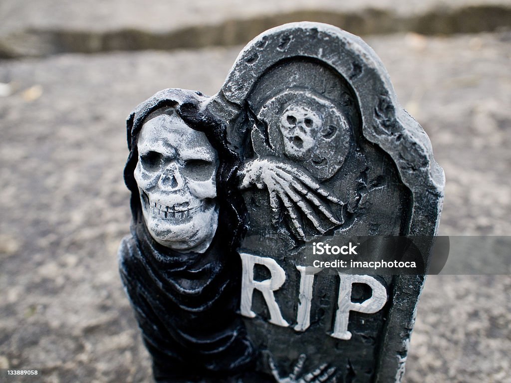 tombstone Totenköpfe Skelett halloween schwarze und weiße leafs Granit Spuk - Lizenzfrei Blatt - Pflanzenbestandteile Stock-Foto