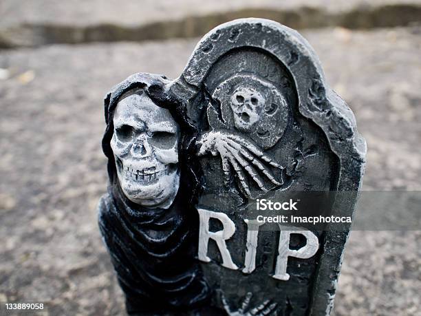Tombstone Skulls Esqueleto Dia Das Bruxas Preto E Branco Leafs Granito Assustador - Fotografias de stock e mais imagens de Assustador