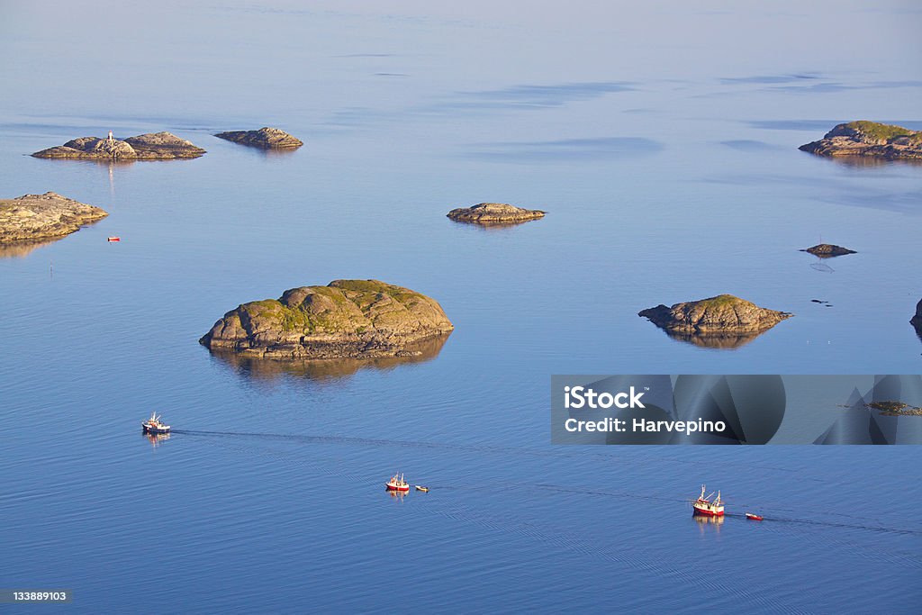 Barcos de pesca e ilhas minúsculas - Foto de stock de Arquipélago royalty-free