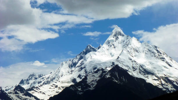 the sacred kawagebo peak, in the meili snow mountain range (tibetan plateau) - província de yunnan imagens e fotografias de stock