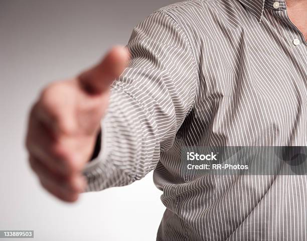 Empresário Sudaçãodar A Mão - Fotografias de stock e mais imagens de Adulto - Adulto, Camisa com botões, Dedo Humano