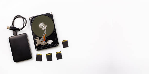 equipo y dispositivo de disco duro sobre fondo blanco - open harddisk flash fotografías e imágenes de stock