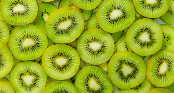 kiwi macro, kiwi fresco affettato uso per lo sfondo - textured nobody close up seed foto e immagini stock