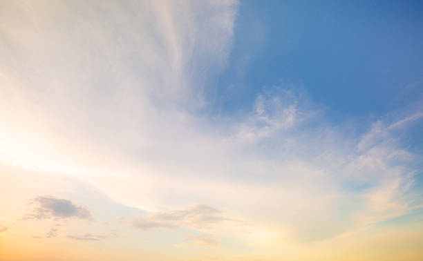 belo céu vívido pintado pelo sol deixando tons dourados brilhantes. nuvens densas no céu crepúsculo na noite de inverno. imagem do céu nublado no tempo noturno. céu vívido da noite com nuvens - heaven - fotografias e filmes do acervo