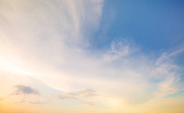beautiful vivid sky painted by the sun leaving bright golden shades.dense clouds in twilight sky in winter evening.image of cloud sky on evening time.evening vivid sky with clouds - 天堂 個照片及圖片檔
