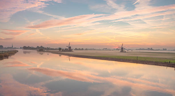 blick auf die mühlen von hoogmade - vapor trail sky night sunset stock-fotos und bilder