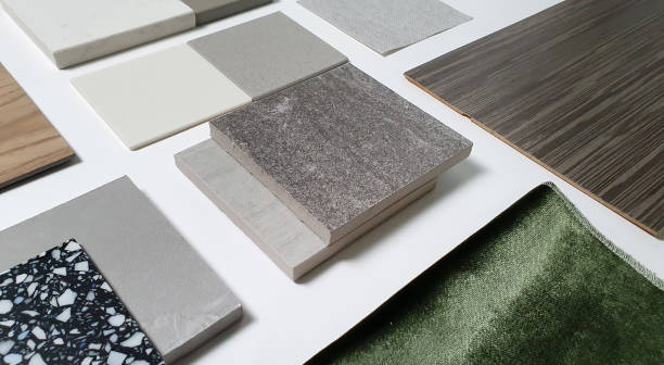 인테리어 재료의 샘플은 콘크리트 타일, 나무 적층 또는 베니어, 인공 돌, 커튼을위한 녹색 직물, 나무 비닐 바닥으로 구성되어 있습니다. 분위기와 톤 보드에 대한 인테리어 선택 소재. - textured upholstered choice colors 뉴스 사진 이미지