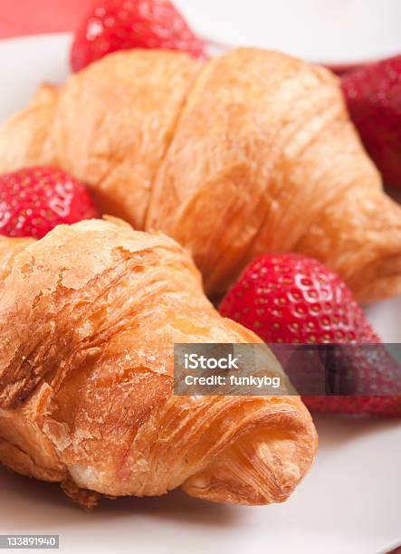 Croissants Nahaufnahme Mit Erdbeere Stockfoto und mehr Bilder von Braun - Braun, Brotsorte, Butter