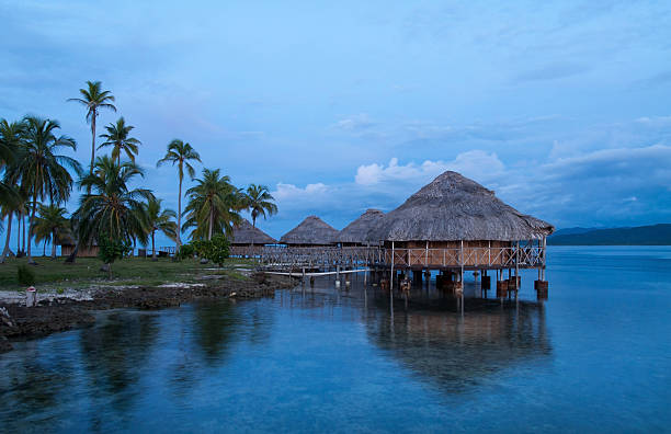 cabañas en el agua en san blas - panama caribbean culture san blas islands caribbean fotografías e imágenes de stock