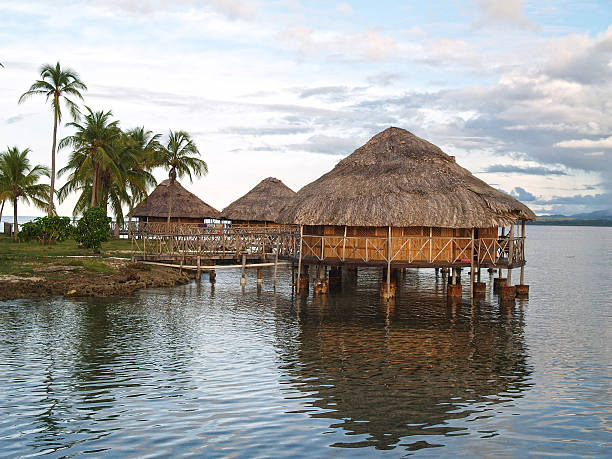 cabañas en el agua en san blas - panama caribbean culture san blas islands caribbean fotografías e imágenes de stock