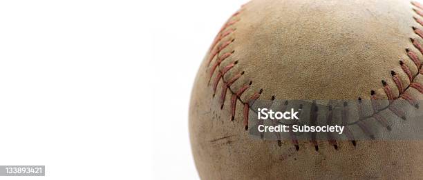 Primer Plano De Utilizar De Béisbol Foto de stock y más banco de imágenes de Artículos deportivos - Artículos deportivos, Blanco - Color, Costura visible