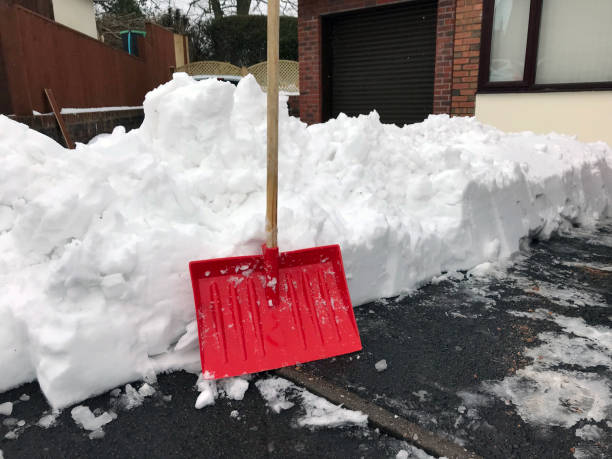 눈 덮인 표류에 서 있는 눈 삽 - snow shovel glade removing 뉴스 사진 이미지