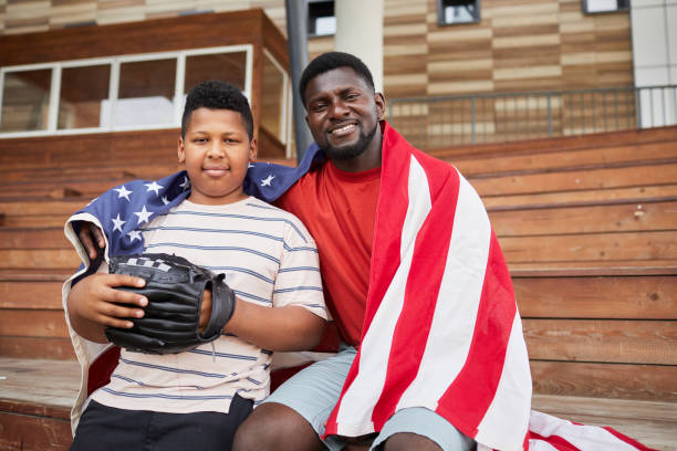 pai feliz abraçando o filho - baseball player american flag sport men - fotografias e filmes do acervo