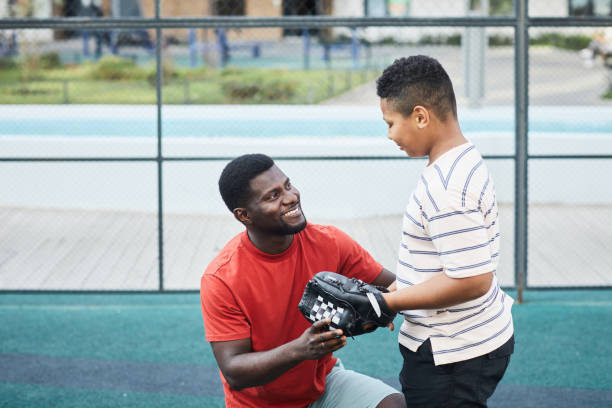 szczęśliwy ojciec rozmawiający z synem - baseballs child sport baseball zdjęcia i obrazy z banku zdjęć