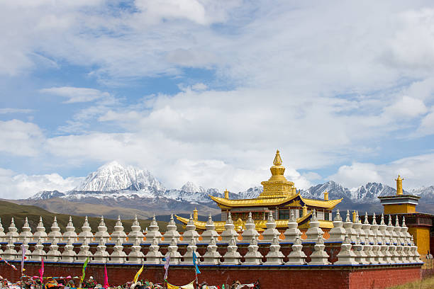 templo dorado con yala montaña con nieve - lamaism fotografías e imágenes de stock