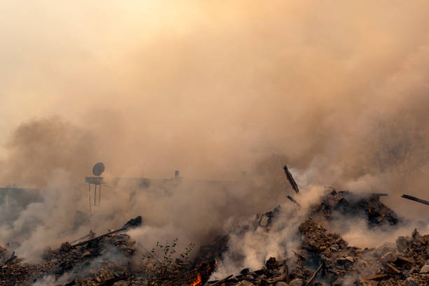 brennendes abgerissenes haus - flammenmeer fotos stock-fotos und bilder