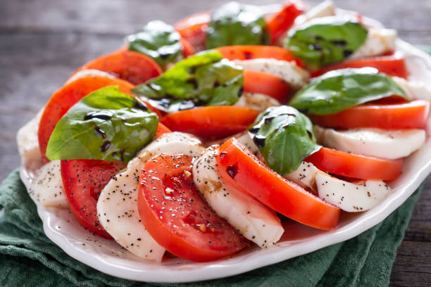 ensalada caprese - caprese salad salad restaurant vinegar fotografías e imágenes de stock