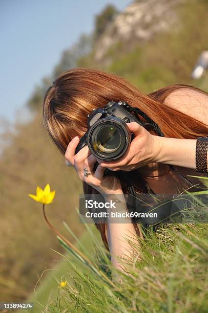 Das Mädchenfotograf Stockfoto und mehr Bilder von Blume - Blume, Einzelne Blume, Entspannung