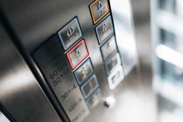 primer plano de un teclado de ascensor en un edificio de hotel - elevator push button stainless steel floor fotografías e imágenes de stock
