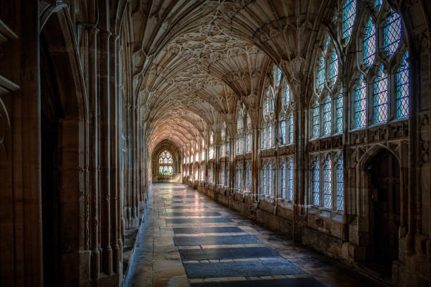 claustros famosos - cathedral church indoors inside of fotografías e imágenes de stock