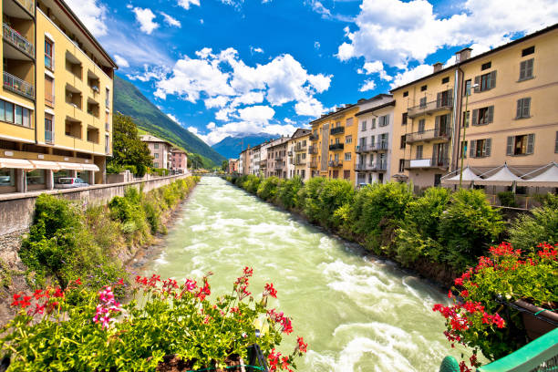 ville de tirano et vue sur le front de mer de la rivière adda, province de sondrio - river adda photos et images de collection