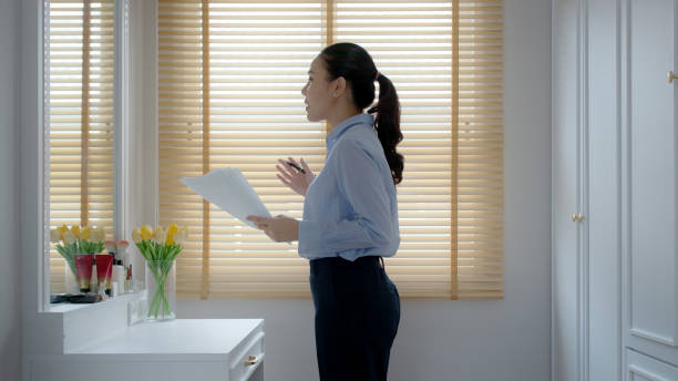 jeune femme leader, asiatique femme ou étudiante mba heureux debout sourire regarder devant le miroir pep talk pour la vente pitch tenir papier document script public parler compétence pour le travail carrière auto-améliorer. - présentation discours photos et images de collection