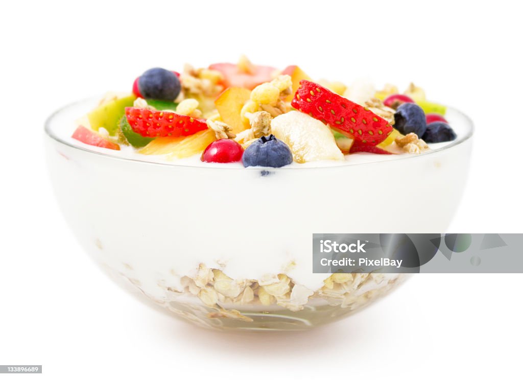 Здоровый завтрак-йогурт и мюсли со свежими фруктами - Стоковые фото Йогурт роялти-фри