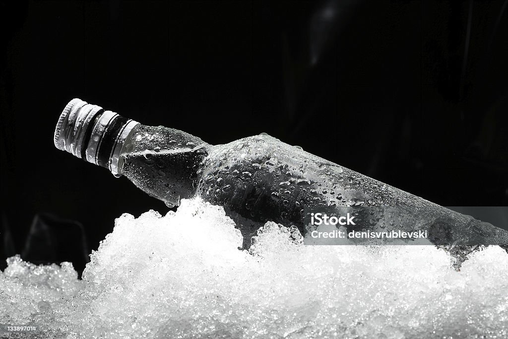 Close-up vista de garrafa no gelo - Foto de stock de Garrafa royalty-free