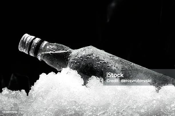 Foto de Closeup Vista De Garrafa No Gelo e mais fotos de stock de Garrafa - Garrafa, Vodca, Bebida