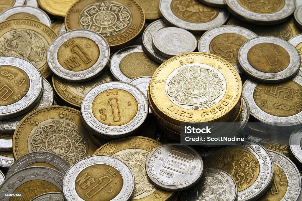 Dix Pesos mexicains Pièce de monnaie sur un tas de pièces de monnaie - Photo de Billet de pesos mexicains libre de droits